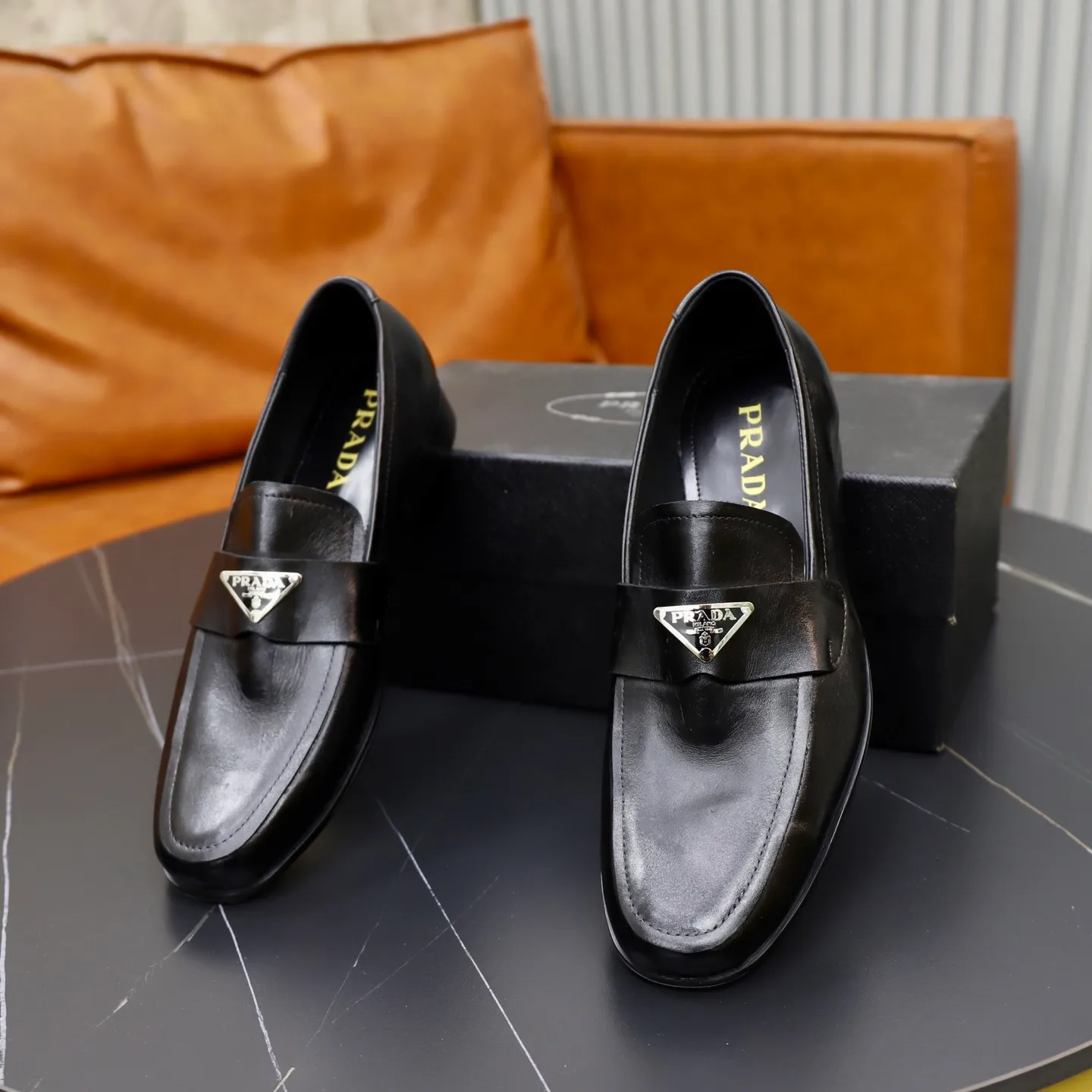 Ex-factory price: 520💰[PRADA] Prada's new casual men's shoes are launched in Hong Kong counters. Official website 1:1 production. Italian washed cowhide + water-dyed leather lining. Designed by European and American masters. Perfect shape to create counter quality, solid color rubber wear-resistant outsole and classic dazzling head! Super versatile and very comfortable. High-end without losing taste, fashionable and novel! ! Absolute focus! 3 colors available! Code number 38-45